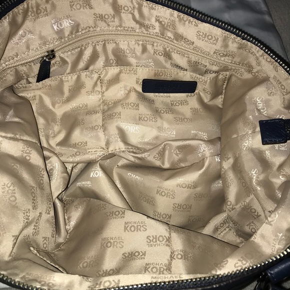 Pursed - Picture 2 of 2